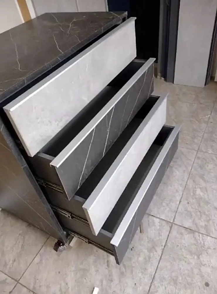 Detalhe de gaveteiro planejado com frentes em padrão mármore.